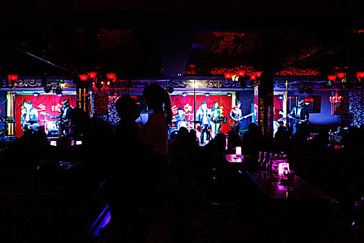 北京后海酒吧钢管舞女郎