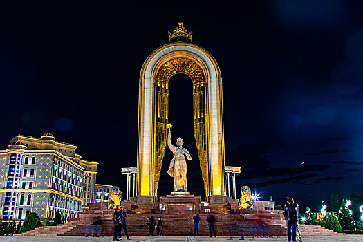 塔吉克斯坦-杜尚別索莫尼广场的夜景