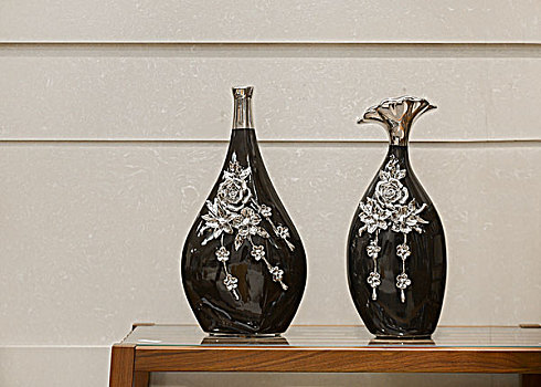 两个带有浮雕白花的黑瓷瓶twoblackchinabottleswithwhitereliefflower
