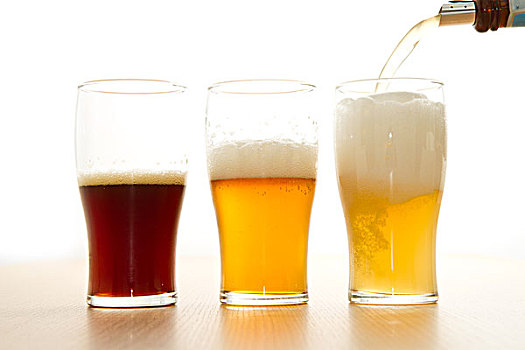 玻璃杯,不同,啤酒,白色背景