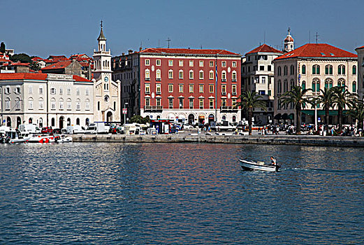 从克罗地亚斯普利特港眺望沿亚得里亚海的库内兹·多马戈伊大街