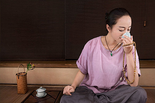 女茶艺师在喝茶