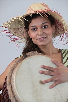 女人,戴着,草帽,演奏,非洲手鼓