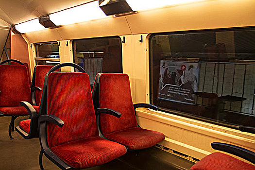 巴黎地铁的红色座椅