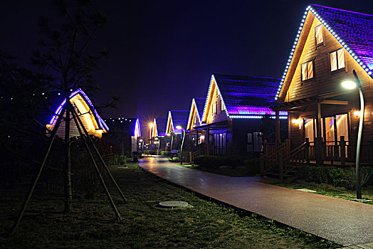 度假村夜景,海边木屋