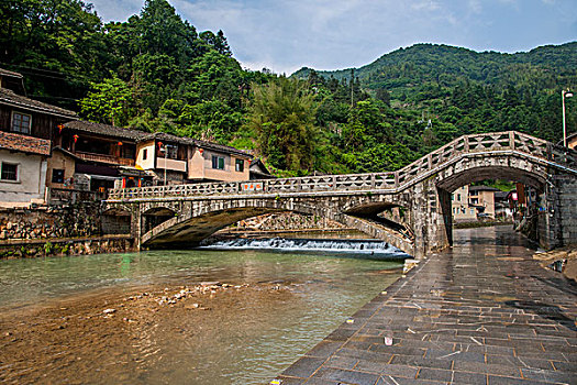 福建漳州南靖土楼林立的塔下村土楼群