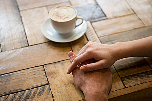 情侣,握手,咖啡杯,桌上,咖啡,局部,图像