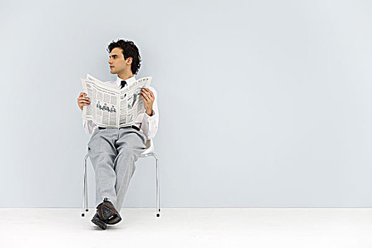 商务人士,坐,椅子,拿着,报纸,看别处