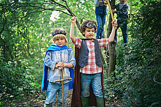 两个男孩,装扮,玩,树林
