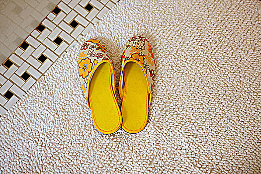 一对,黄色,拖鞋,地毯