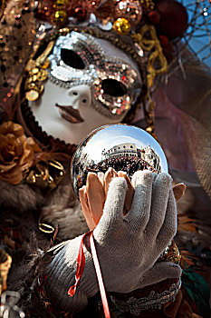 女人,装扮,狂欢,威尼斯,拿着,金属,球,圣马可广场,人,反射,意大利,欧洲