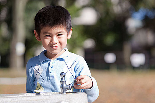 公园嬉戏的小男孩