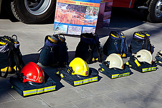 排列整齐的消防头盔和服装
