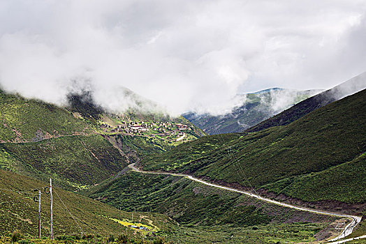 通往远山的路