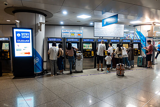 旅客们正在仁川国际机场铁路售票大厅购票