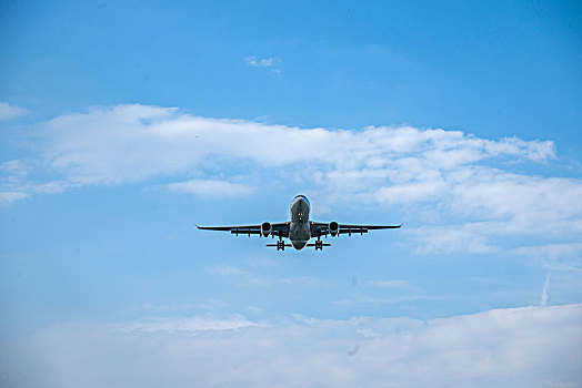 中国国际航空的飞机正降落重庆江北机场