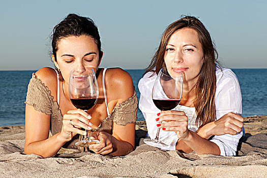 两个,女青年,喝,葡萄酒,海滩