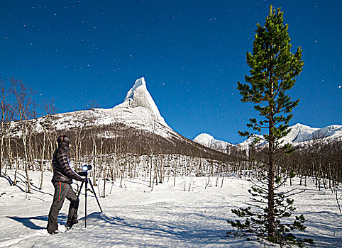 摄影师,木头,靠近,雪,顶峰,山,星空,诺尔兰郡,挪威,欧洲