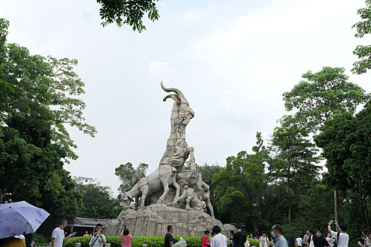 羊城广州越秀公园五羊雕塑像前游人如鲫