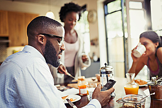 男人,喝咖啡,发短信,机智,电话,早餐桌