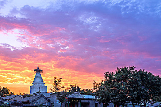 夕阳下的白塔寺