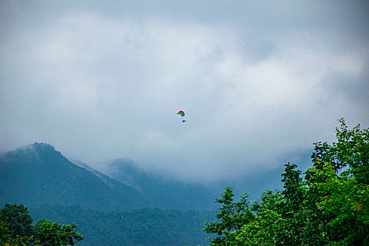 中国安徽黄山翡翠谷景区瀑布翠竹青山