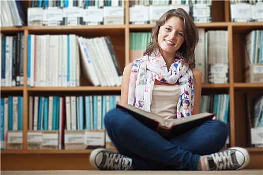 微笑,女学生,书架,读,书本,图书馆,地面