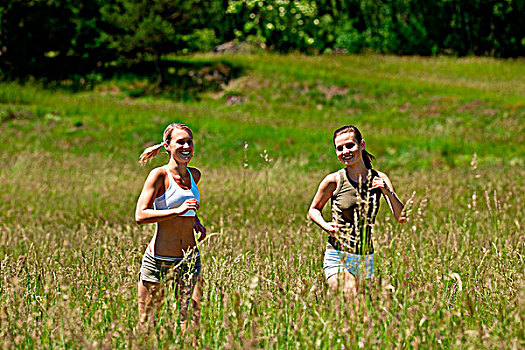 两个,女青年,慢跑,草地,晴天