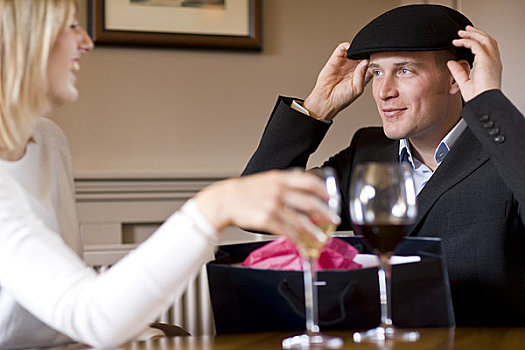 男人,餐厅桌子,尝试,帽子,看,笑,女人