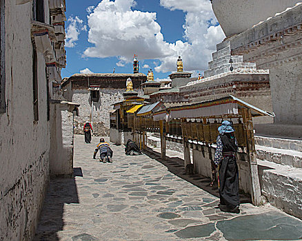扎什伦布寺转经的藏民