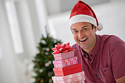 办公室,庆贺,圣诞节,一个,男人,圣诞帽,拿着,一堆,礼物,装饰,圣诞树