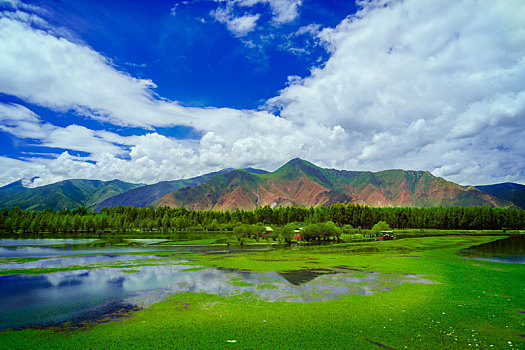 四川西藏318沿线湖水倒映蓝天