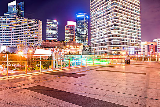 上海陆家嘴夜景和模糊的车灯