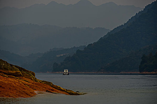 游艇,蓝天,黄色天空,湖,浪花,水痕,波纹,快艇,船,山