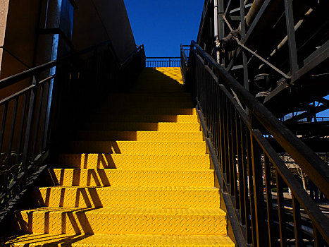 烈日下的黄色楼梯