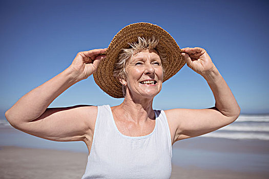 微笑,老年,女人,戴着,遮阳帽,海滩,晴天
