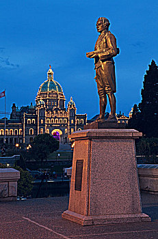 加拿大卑诗省省会所在地的维多利亚,维多利亚港内港坝道上,矗立着最早登陆温哥华大岛从而确立了该岛归英国所有的海军军官captainjamescook的青铜塑像,远处是1898年建造的省议会大厦