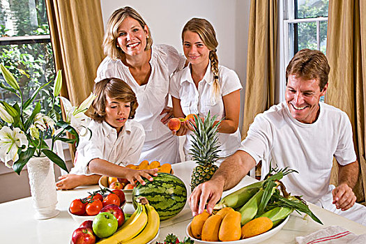 年轻家庭,餐厅,新鲜水果,蔬菜