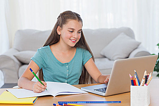 小女孩,家庭作业,在家,笔记本电脑