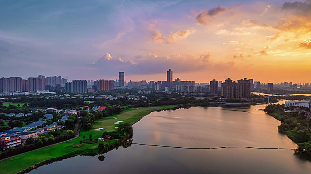 夕阳下高尔夫球场及其别墅