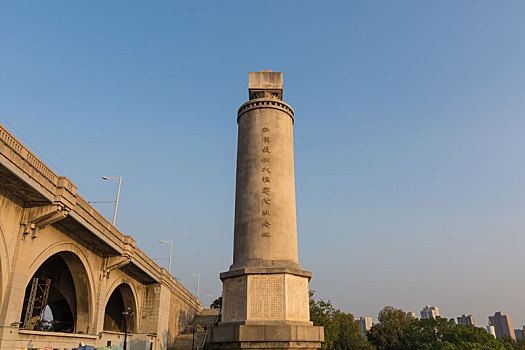 武汉长江大桥建成纪念碑
