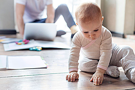 婴儿,女儿,坐在地板上,靠近,父亲,工作,笔记本电脑