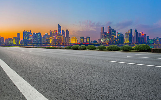 公路天际线和建筑景观夜景