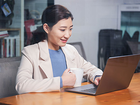 商务女性使用笔记本电脑