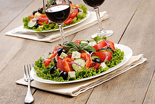 蔬菜沙拉,红酒杯,橡树,桌子