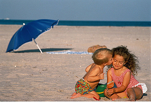 男孩,女孩,泳衣,海滩,吻,脸颊