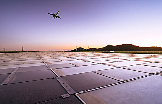 飞机穿越大面积的太阳能电池板