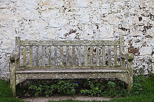 木制长椅,掉漆,白墙,诺森伯兰郡,英格兰