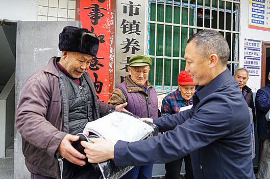 重庆酉阳,代表养老院里送冬衣