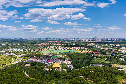 在北京西山国家森林公园俯瞰北京城市建筑